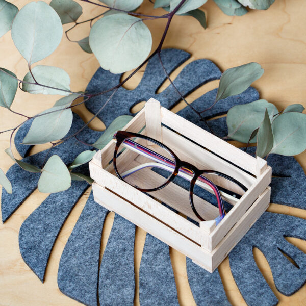 Eine Brille passt in solche eine Holzstiegen als Wanddeko.
