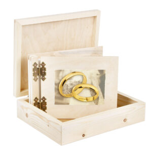 Hochzeitsalbum aus Holz mit Namen in goldene Ringe