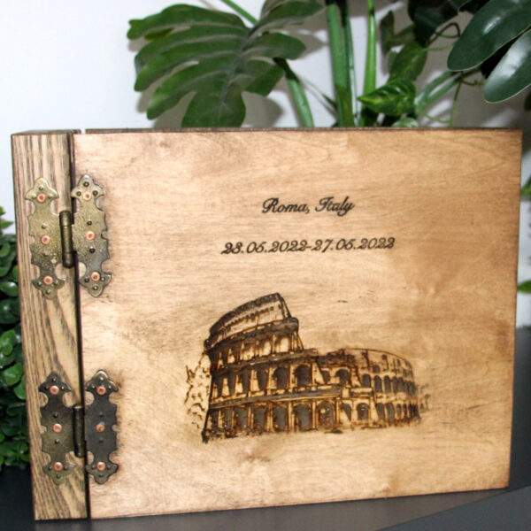 dunkles Hochzeitsbuch aus Holz mit Holzgravur